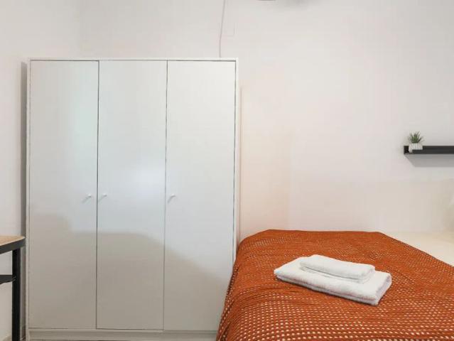 Room for rent in a 4 bedroom apartment in Sant Cugat del Vallès