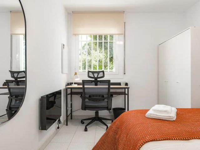 Room for rent in a 4 bedroom apartment in Sant Cugat del Vallès
