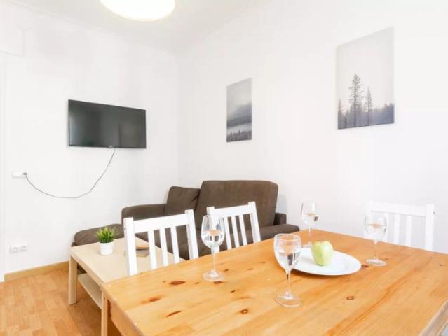 Room for rent in a 5 bedroom apartment in Sant Pau, Barcelona
