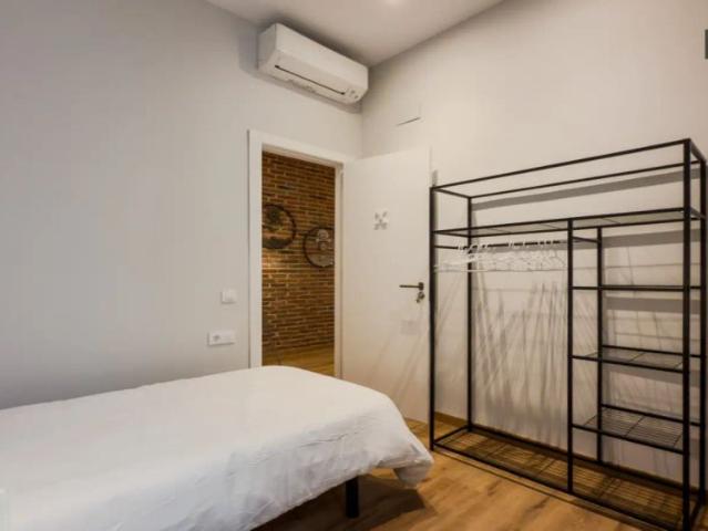 Room for rent in a 5 bedroom apartment Room X