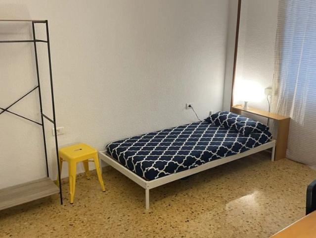 Room for rent in shared 3 bedroom apartment in Valencia
