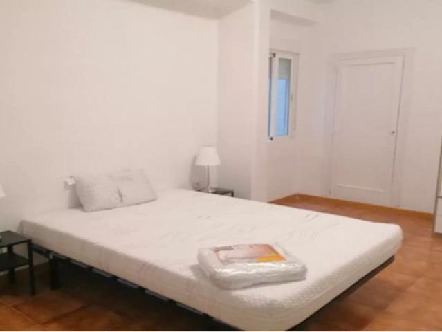 Room for rent in shared apartment in Barcelona