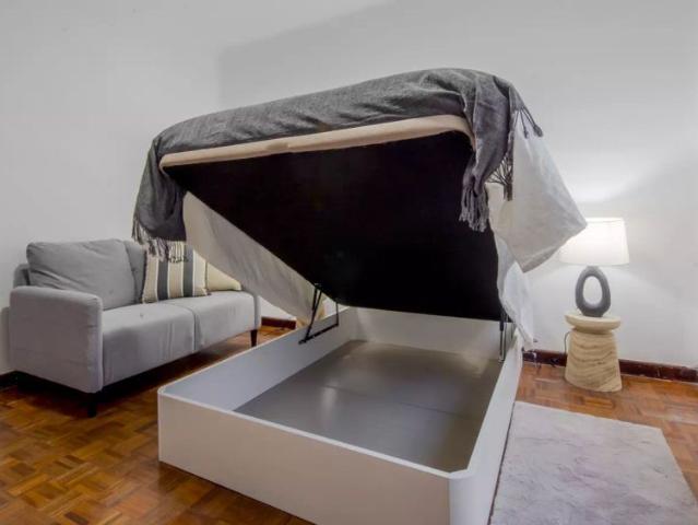 Room for rent in shared apartment in Madrid