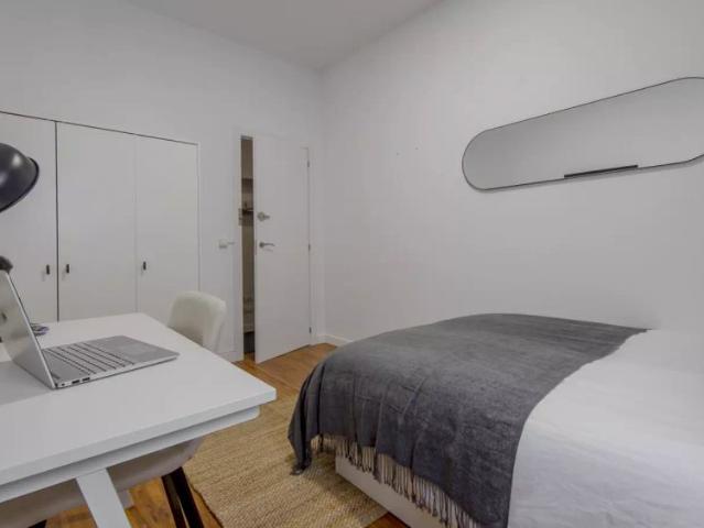 Room for rent in shared apartment in Madrid