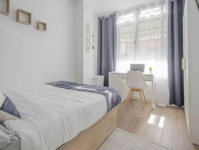 Room for rent in shared apartment in Madrid