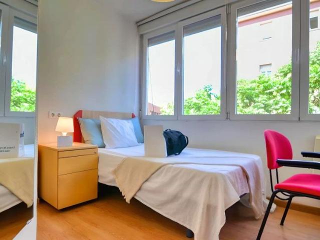 Room for rent in shared apartment in Madrid