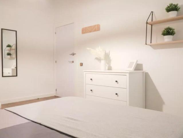 Room for rent in shared apartment with 7 bedrooms in Madrid