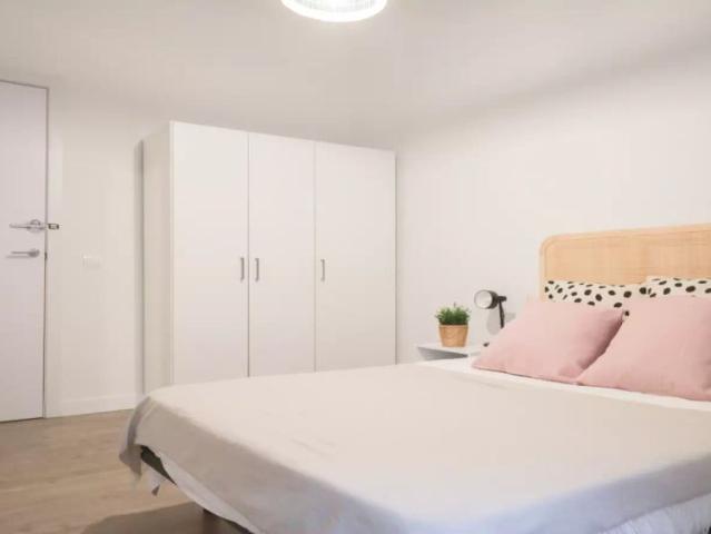 Room for rent in shared apartment with 7 bedrooms in Madrid
