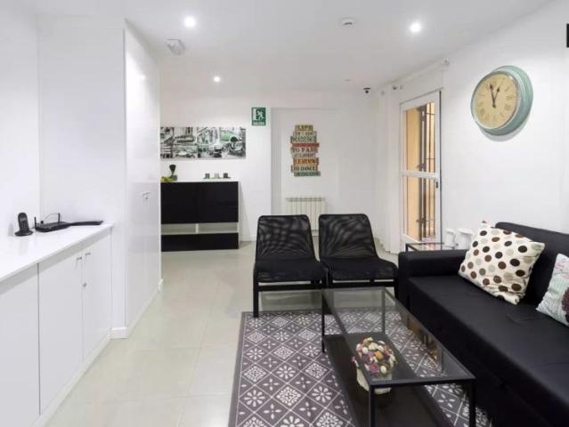Room for rent in shared apartment with desk, Puerta del Sol