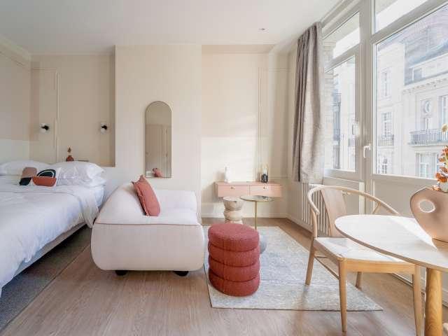 Room for rent in 10 bedroom apartment in Ixelles, Brussels