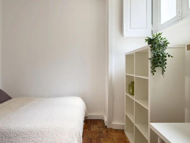 Room for rent in 11 bedroom house in Santa Cruz, Lisbon