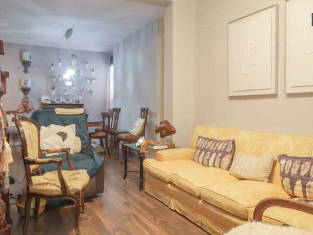 Room for rent in 2 bedroom apartment in Chamartín
