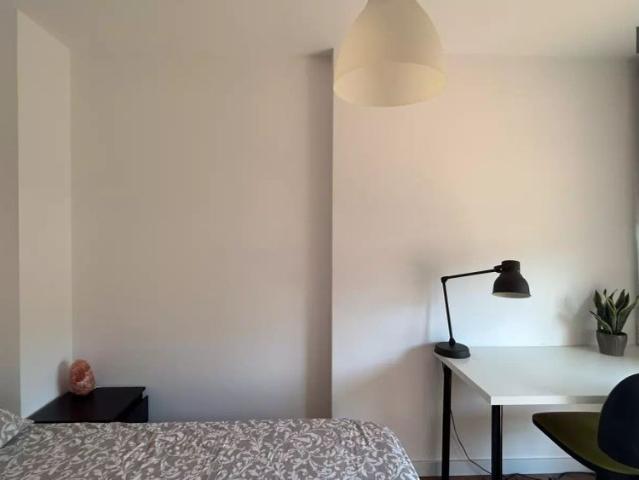 Room for rent in 2 bedroom apartment in Barcelona
