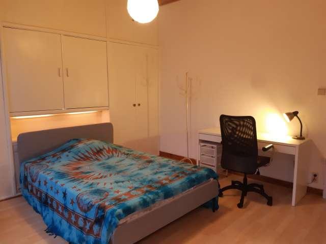 Room for rent in 3 bedroom apartment in Cornillon, Liège