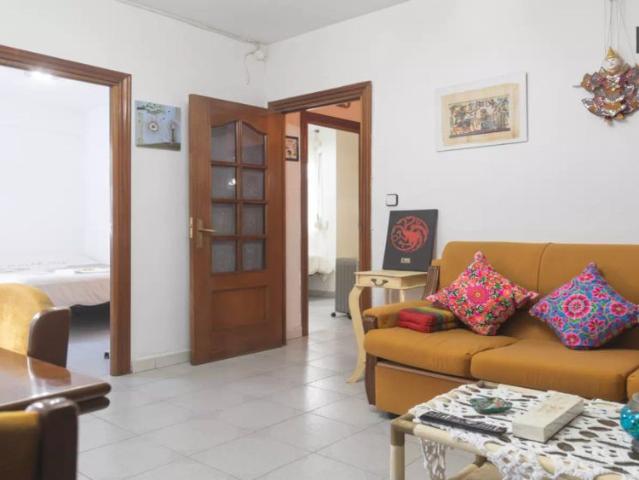 Room for rent in 3 bedroom apartment in Carabanchel