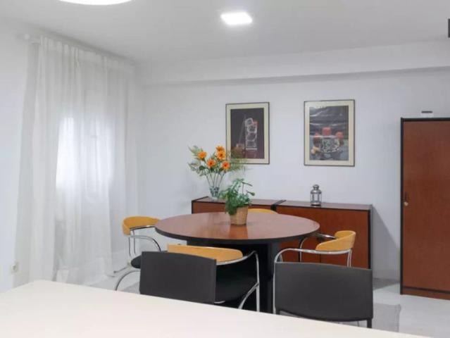 Room for rent in 3 bedroom apartment in Centro, Madrid