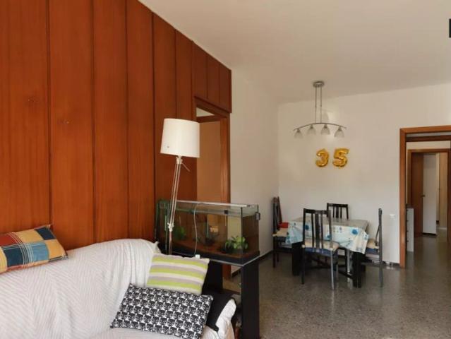 Room for rent in 3 bedroom apartment in Bordeta