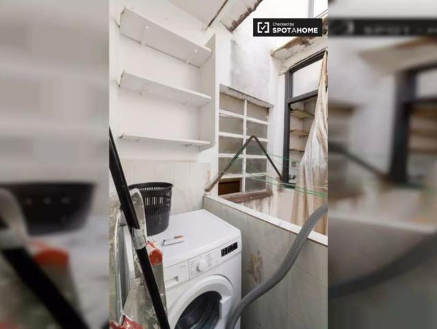 Room for rent in 3 bedroom apartment in Barcelona