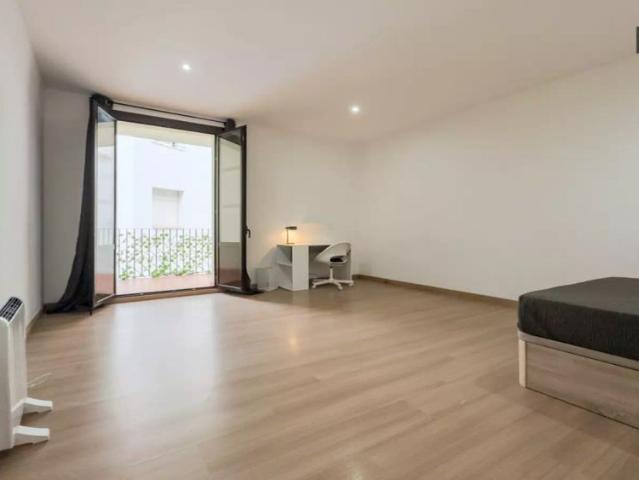 Room for rent in 3 bedroom apartment in Barcelona