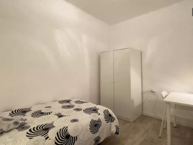 Room for rent in 3 bedroom apartment in Barcelona