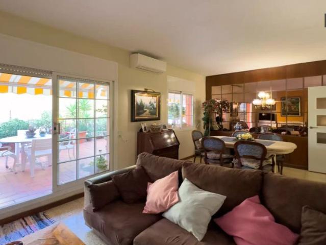 Room for rent in 3 bedroom apartment in Gràcia