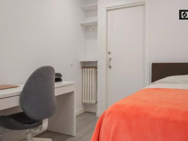 Room for rent in 3 bedroom apartment in Guindalera, Madrid