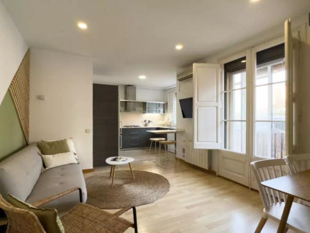 Room for rent in 3 bedroom apartment in El Poblenou, Barcelona