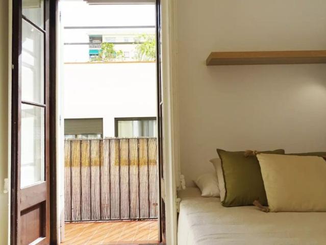 Room for rent in 3 bedroom apartment in El Poblenou, Barcelona