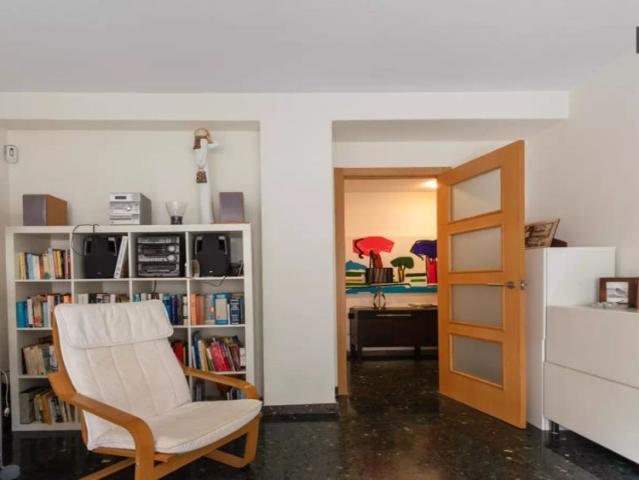Room for rent in 3 bedroom apartment in Extramurs