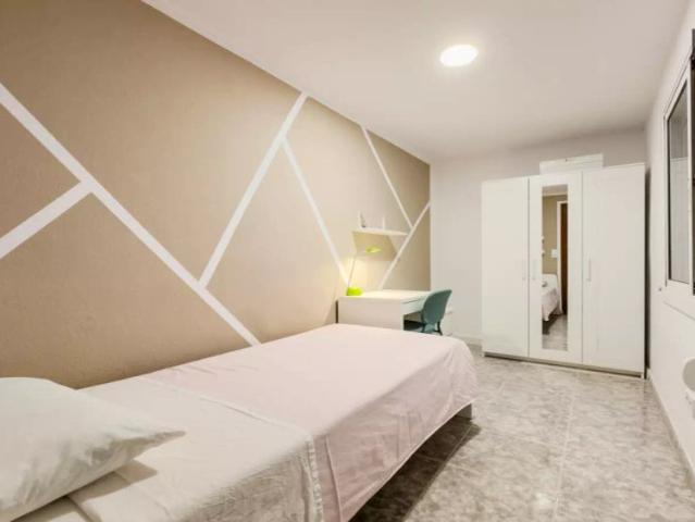 Room for rent in 3 bedroom apartment in Horta