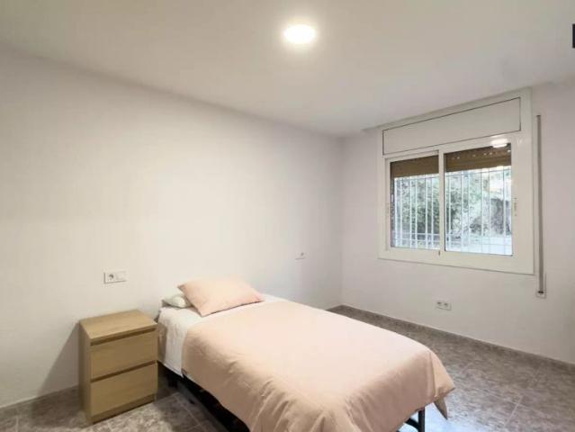 Room for rent in 3 bedroom apartment in Horta