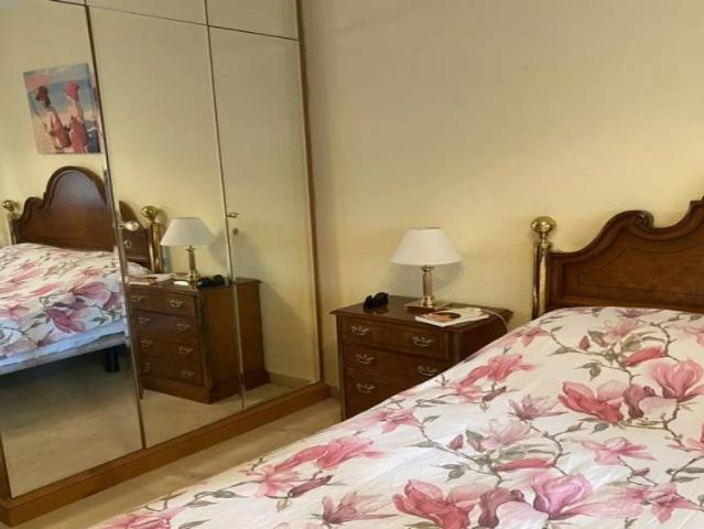Room for rent in 3 bedroom apartment in Old Town, Zaragoza. Only females
