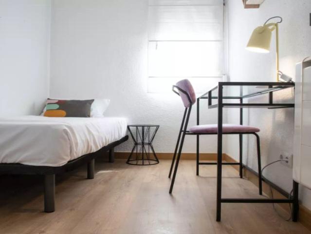 Room for rent in 3 bedroom apartment in Numancia