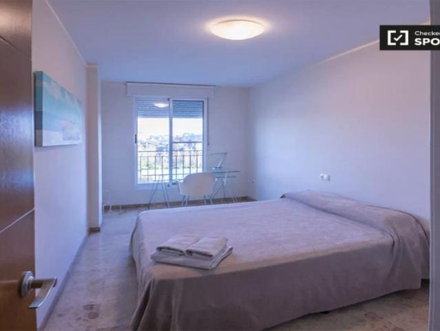 Room for rent in 3 bedroom apartment in Soternes, Valencia