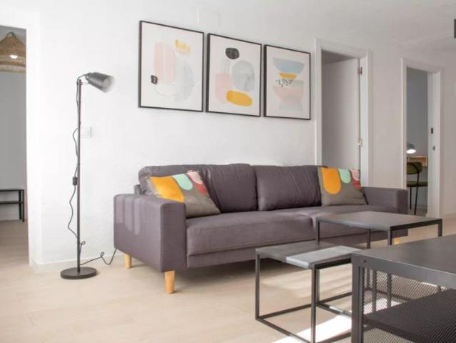 Room for rent in 3 bedroom apartment in San Blas