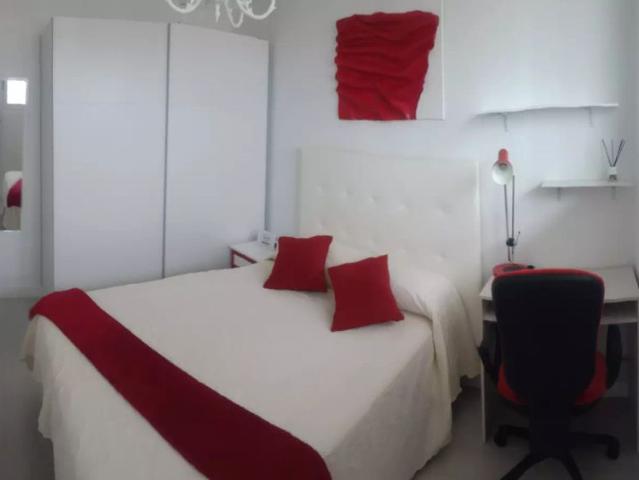 Room for rent in 3 bedroom apartment in Santander