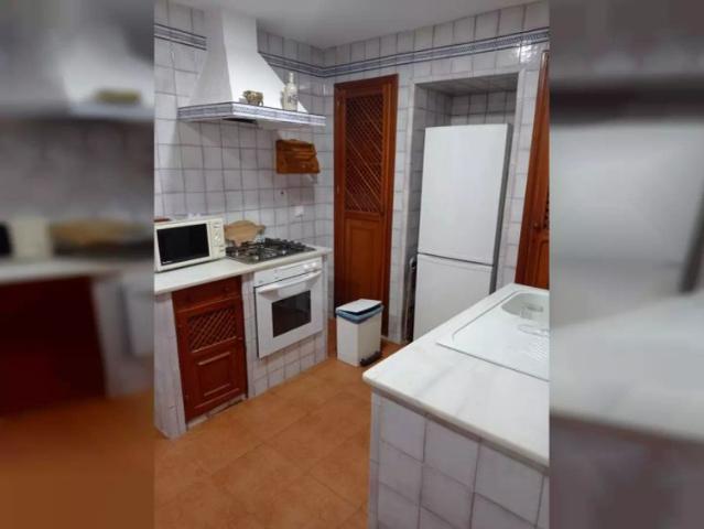 Room for rent in 3 bedroom apartment in Sevilla