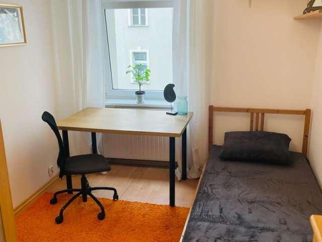 Room for rent in 3 bedroom apartment in Wilna, Poznan