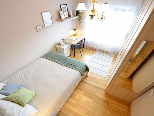 Room for rent in 3 bedroom apartment in Txurdinaga