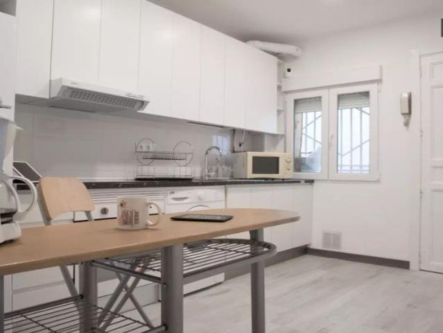 Room for rent in 3 bedroom apartment in Usera