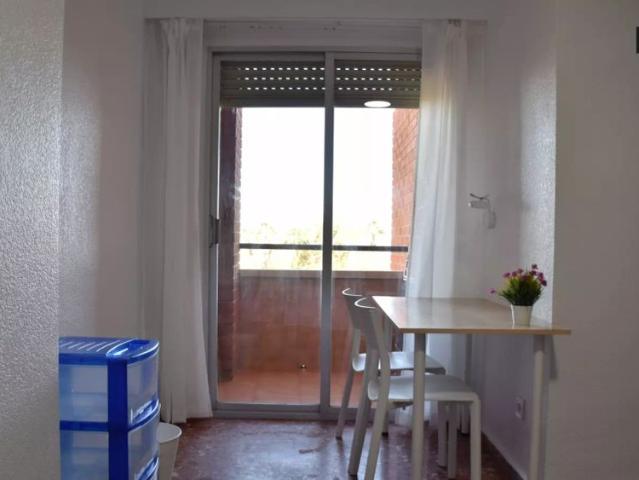 Room for rent in 3 bedroom apartment in Valencia