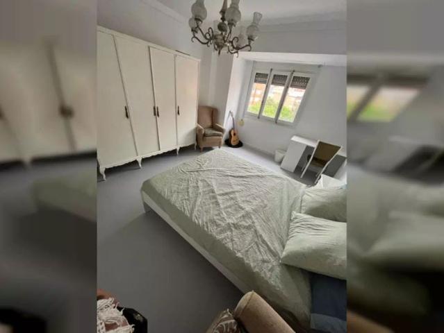 Room for rent in 3 bedroom apartment in Valencia