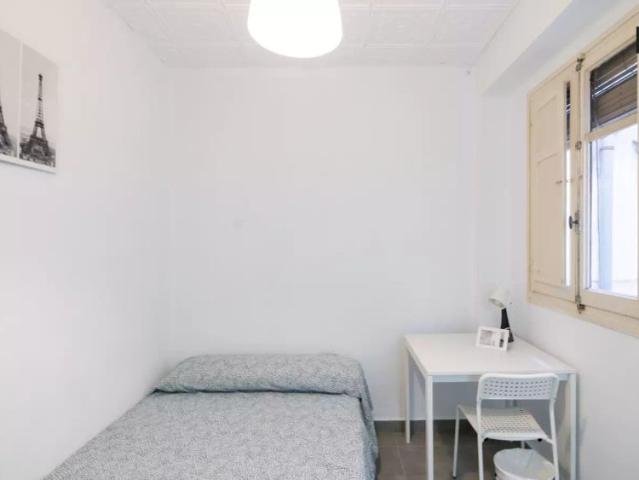 Room for rent in 3 bedroom apartment in Valencia