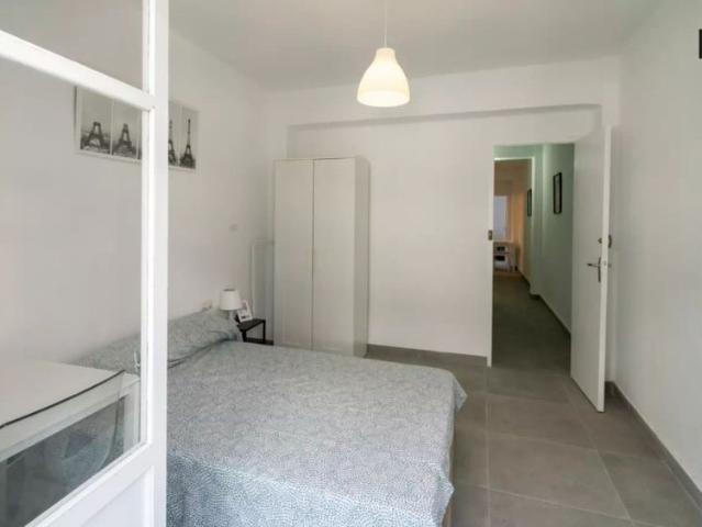 Room for rent in 3 bedroom apartment in Valencia