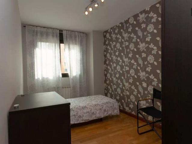 Room for rent in 3 bedroom apartment in Vicálvaro, Madrid
