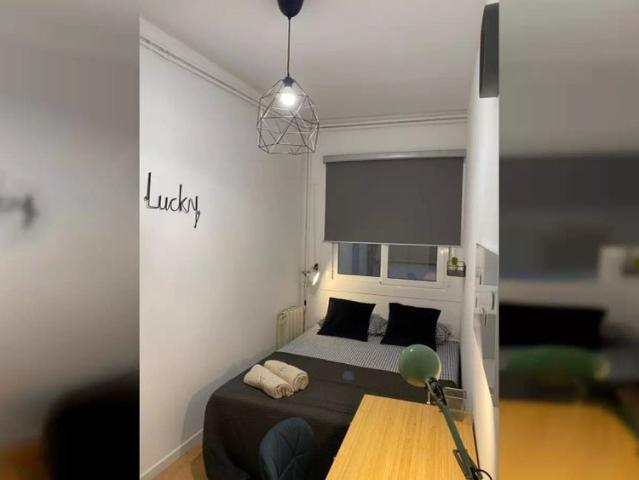 Room for rent in 3 bedroom apartment in Vilapicina I La Torre Llobeta