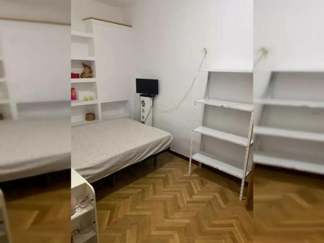 Room for rent in 3 bedroom apartment in Villaverde, Madrid