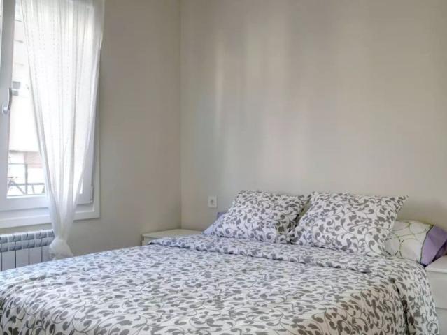 Room for rent in 3 bedroom apartment, Zaragoza Centre