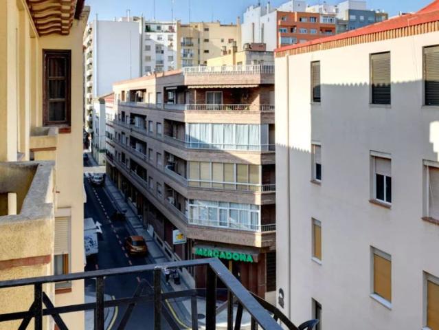 Room for rent in 3 bedroom apartment, Zaragoza Centre