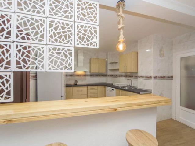 Room for rent in 4 bedroom apartment in Albaicín